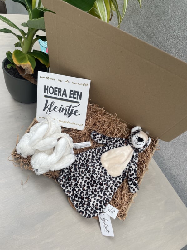 Happy Horse X Leopard Lou Geschenkset, weiße Hausschuhe + Kuscheltuch